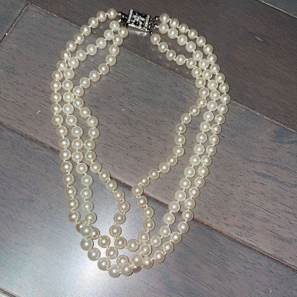 Three layered pearl necklace
